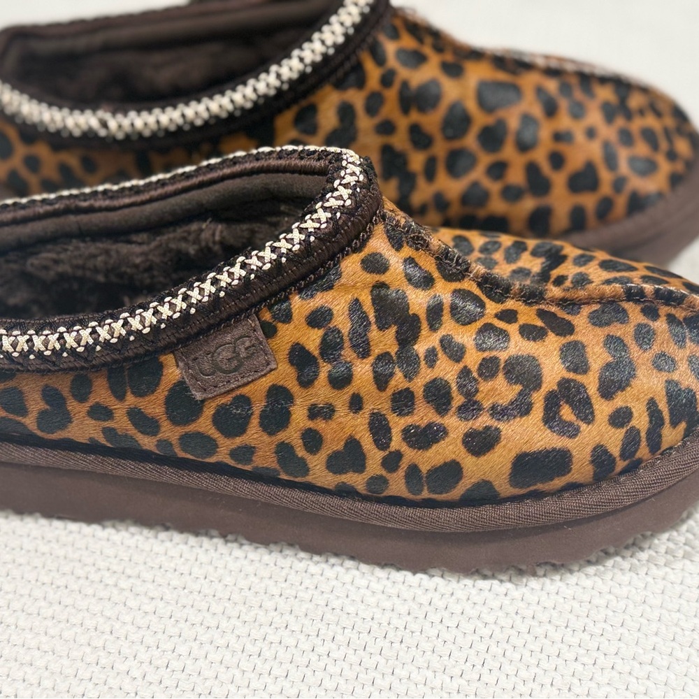 UGG ANTROPOLOGIE exclusive Leopard Slippers.
Size 7.5 can fit an 8 too. - Picture 8 of 9